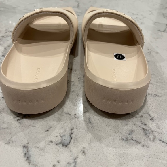 Jordan Nola slides - Picture 7 of 7